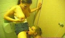 2 gouines se l�chent dans des toilettes