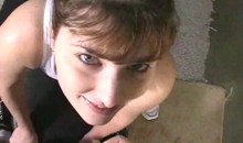 Fille qui se prend une �jaculation faciale