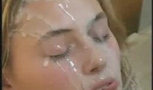 Fille amatrice qui se fait �jaculer sur le visage