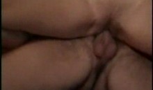 Femme qui est bais�e devant son mari
