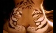 Femme avec un tigre tatoué sur le dos qui baise