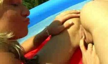Lesbienne qui baise sa copine dans une piscine