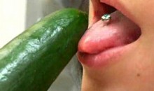 Fille qui s'insère un concombre dans le vagin