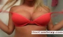 une blonde se masse ses gros seins