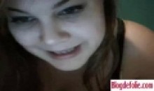 julie se fait ecrire sur les seins