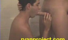 Pipe amateur gay dans une douche