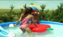 deux filles samusant dans la piscine gonflable