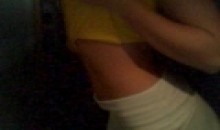 superbe blonde se caresse devant sa webcam