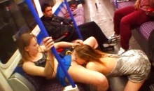 Lesbienne se fait lécher la chatte dans le métro